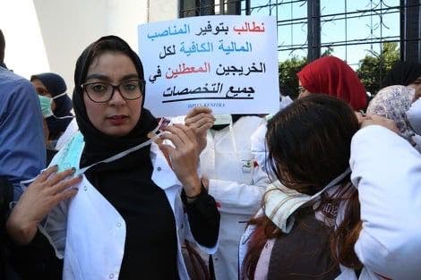 اكادير : طلبة المعهد العالي لمهن التمريض يرفضون ” التعاقد ” ويصعدون احتجاجهم اكادير : طلبة المعهد العالي لمهن التمريض يرفضون ” التعاقد ” ويصعدون احتجاجهم