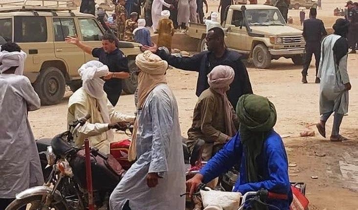 الجيش الجزائري يطرد المئات من عائلات طوارق لاجئة خارج حدودها الجيش الجزائري يطرد المئات من عائلات طوارق لاجئة خارج حدودها