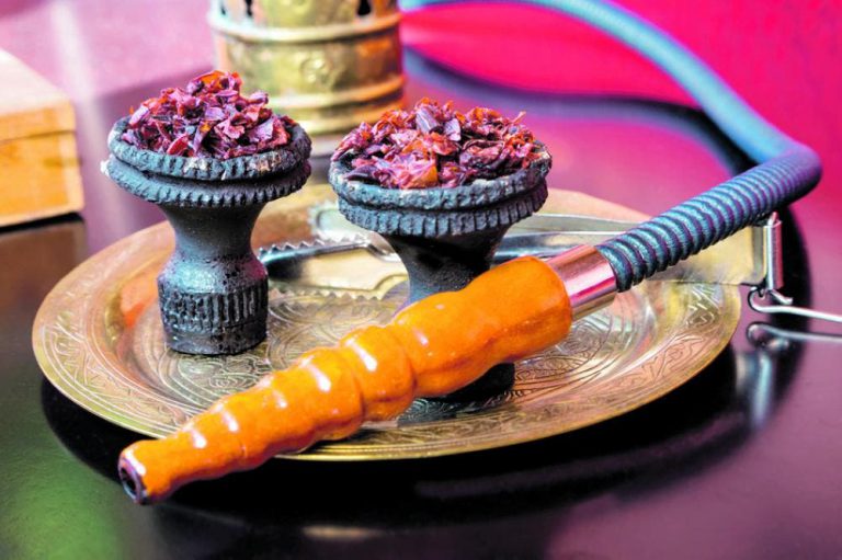 الحكومة تتجه لفرض ضرائب جديدة على “المعسل” في قانون المالية