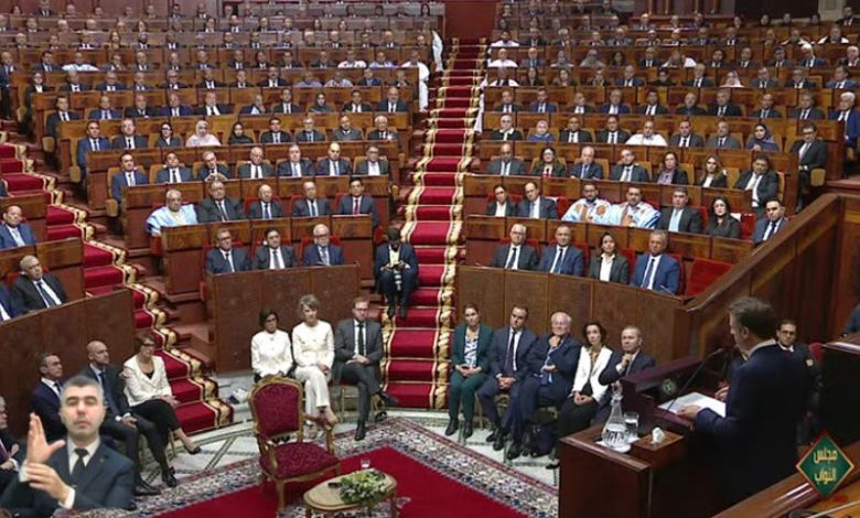 ب”الملحفة” و”الدراعية الصحراوية”.. برلمانيو الأقاليم الجنوبية يحضرون لجلسة خطاب ماكرون بالبرلمان ب”الملحفة” و”الدراعية الصحراوية”.. برلمانيو الأقاليم الجنوبية يحضرون لجلسة خطاب ماكرون بالبرلمان