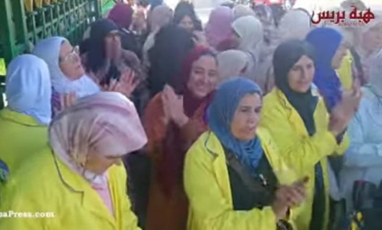 تطوان.. عاملات بشركة للنسيج تنظمن وقفة احتجاجية وتصرحن: “طردونا ومالقينا ما نوكلو ولادنا” فيديو تطوان.. عاملات بشركة للنسيج تنظمن وقفة احتجاجية وتصرحن: “طردونا ومالقينا ما نوكلو ولادنا” فيديو