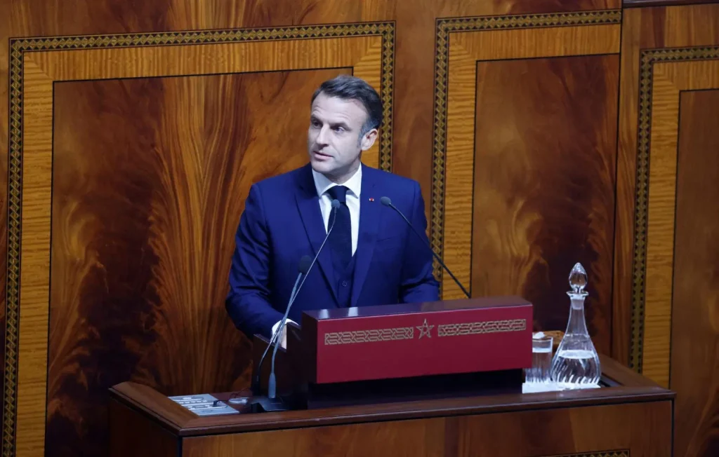 ماكرون يدعو إلى تطوير شراكات جديدة بين الرباط وباريس