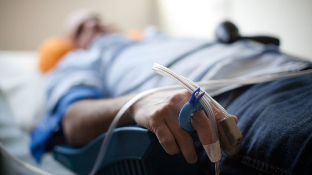 مراكش: إصابة طبيب بـ “قنينة” على الرأس يعجل بدخوله العناية المركزة