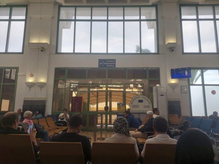 “مطار تطوان” : حقيبة ظهر ثمينة تباع ب 30 درهم لموظف بالمطار