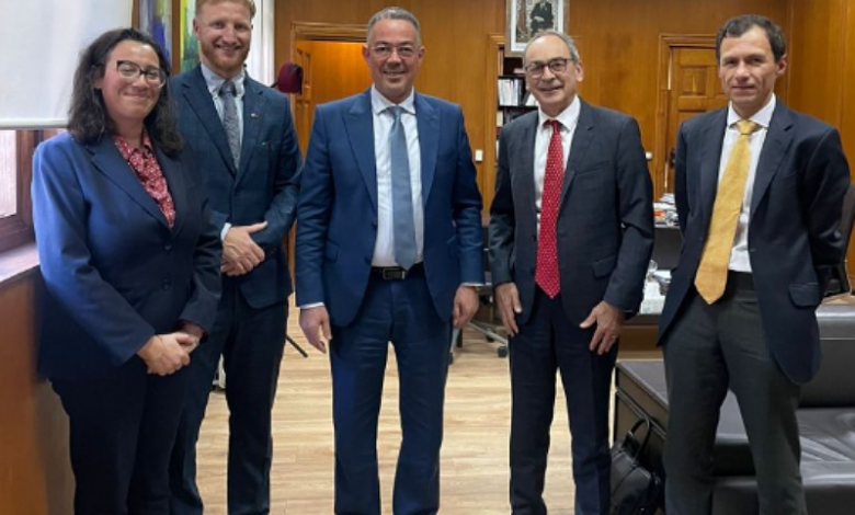 وفد بريطاني يجتمع بلقجع لبحث فرص الاستثمار في مشاريع المونديال بالمغرب وفد بريطاني يجتمع بلقجع لبحث فرص الاستثمار في مشاريع المونديال بالمغرب