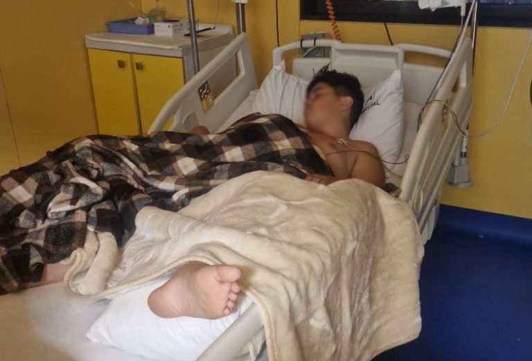 سائق متهور يتسبب بإصابة طفل بكسر في الورك في عين السبع (صورة) سائق متهور يتسبب بإصابة طفل بكسر في الورك في عين السبع (صورة)
