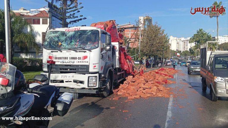 طنجة.. إصابات جراء اصطدام شاحنة محملة ب”الطوب” بلوحة إشهارية (صور) طنجة.. إصابات جراء اصطدام شاحنة محملة ب”الطوب” بلوحة إشهارية (صور)