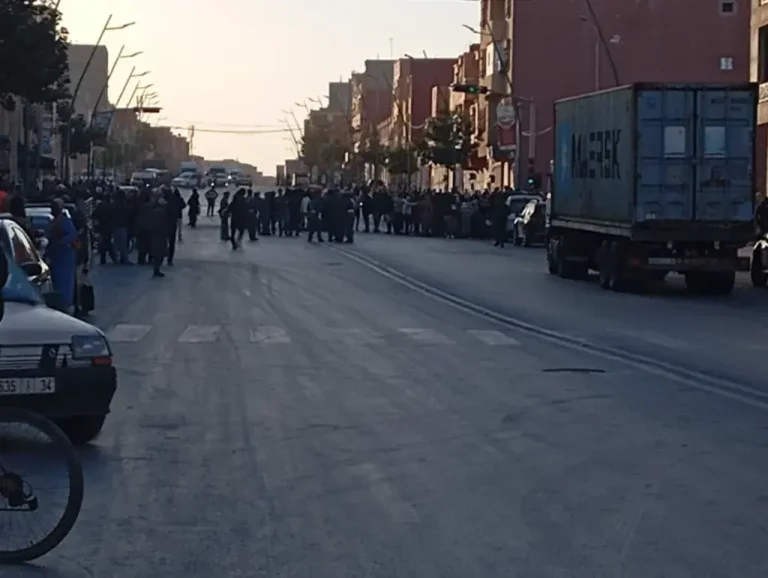 مواجهات عنيفة بين مهاجرين أفارقة والسلطات بالقليعة تسفر عن اعتقال شخصين مواجهات عنيفة بين مهاجرين أفارقة والسلطات بالقليعة تسفر عن اعتقال شخصين