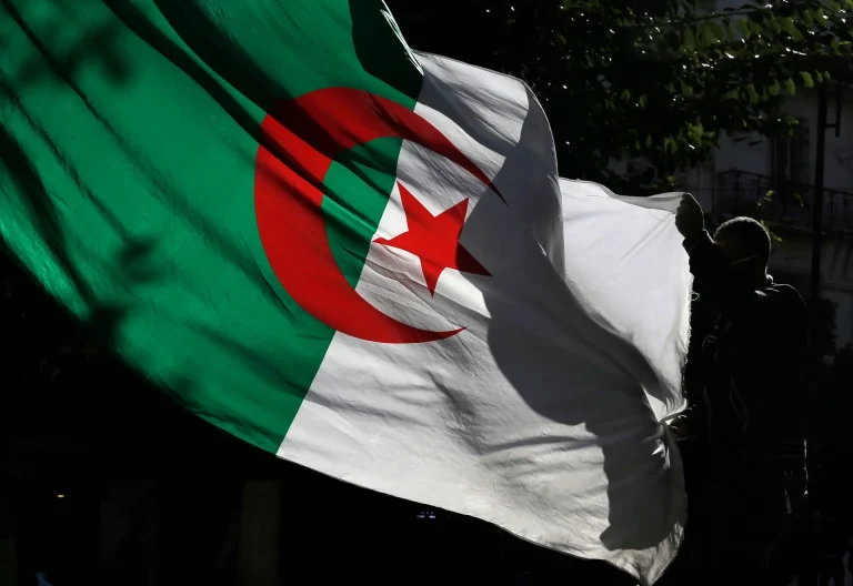 عمدة مونبلييه يدعو لاعتقال جزائري في فرنسا بعد تحريضه على قتل المعارضين