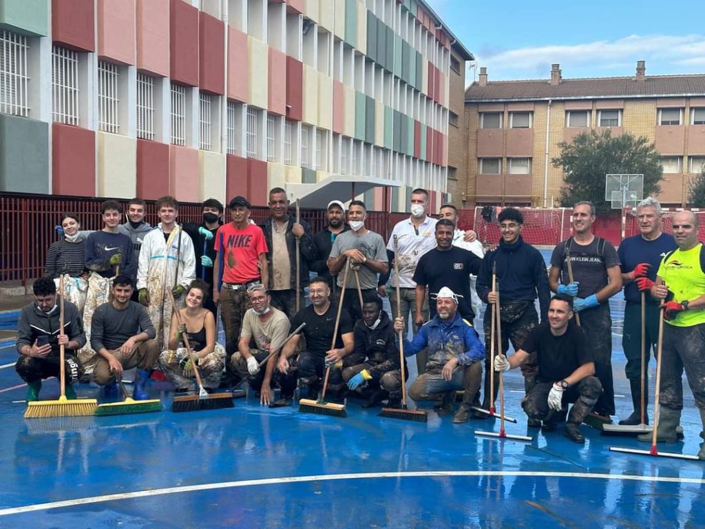 الجالية الجرسيفية تشارك في عملية النظافة في فالنسيا