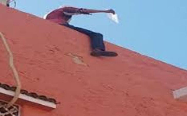 الجيران أبلغوا عن محاولة انتحاره.. أمن طنجة يوقف مختل عقليا الجيران أبلغوا عن محاولة انتحاره.. أمن طنجة يوقف مختل عقليا
