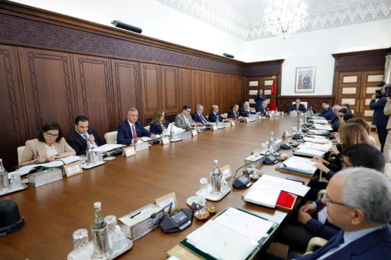 الحكومة تمرر تعديلا يضيف درجة ممتازة إلى رتب القضاة بالمحاكم المالية