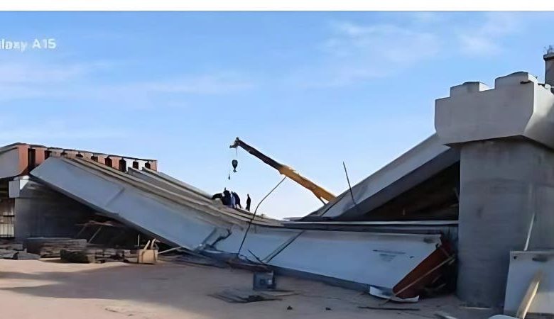 انهيار جسر ضواحي تندوف يودي بحياة عمال جزائريين وصحراويين انهيار جسر ضواحي تندوف يودي بحياة عمال جزائريين وصحراويين