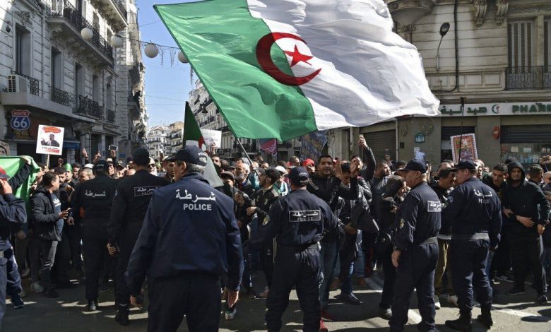الرئيس الجزائري تبون يقرر العفو عن 2471 معتقلاً خوفا من حملة “مانيش راضي” الرئيس الجزائري تبون يقرر العفو عن 2471 معتقلاً خوفا من حملة “مانيش راضي”