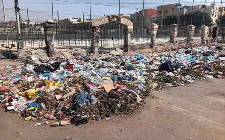 تراكم الأزبال يحاصر ملعب القرب بأكادير ويغضب السكان