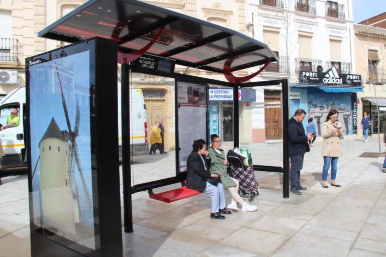 “حزب بوكس”يطالب بمنع المغاربة من الجلوس في محطات الحافلات بمدريد