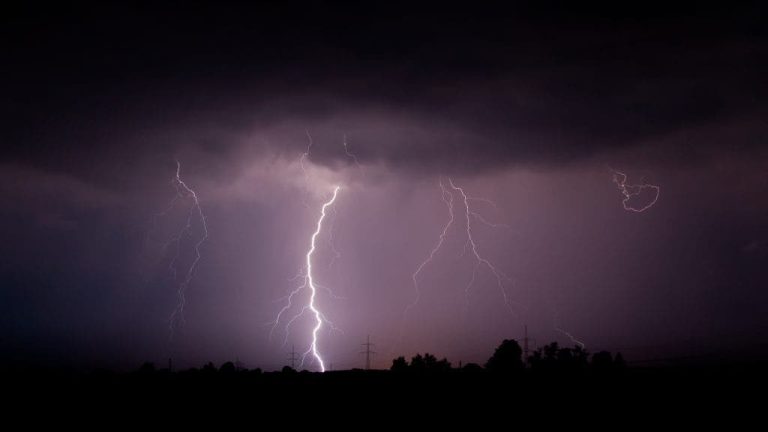 صاعقة برق تنهي حياة 14 شخصا في أوغندا (صور)