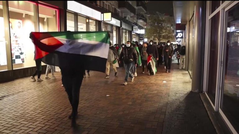 طالبتهم بتسليم أنفسهم.. شرطة هولندا تنشر صور مشتبه بهم في “أحداث أمستردام” (صورة)