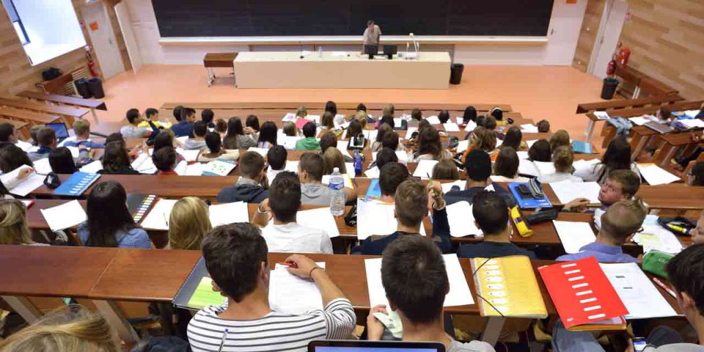 طلبة مغاربة ببلجيكا يصطدمون بواقع يهدد مسارهم التعليمي