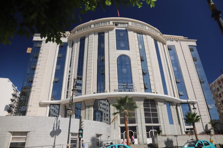 طنجة : جدل يرافق تخصيص المجلس الجماعي ل180 مليون ” للإطعام والتحف”