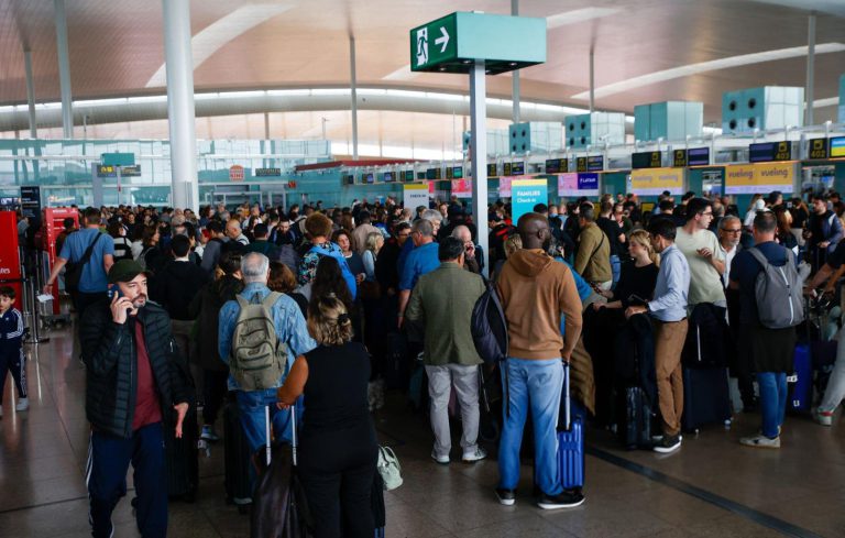 فيضانات إسبانيا.. إلغاء 50 رحلة جوية بمطار برشلونة