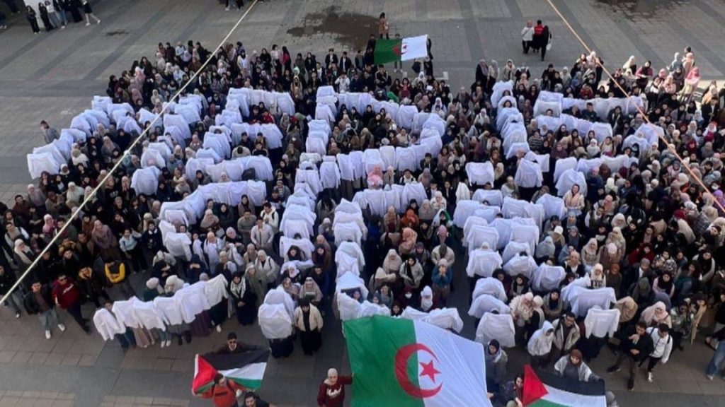 مثير للسخرية.. صحافة النظام الجزائري تتهم المغرب بدفع طلبة الطب للاحتجاج