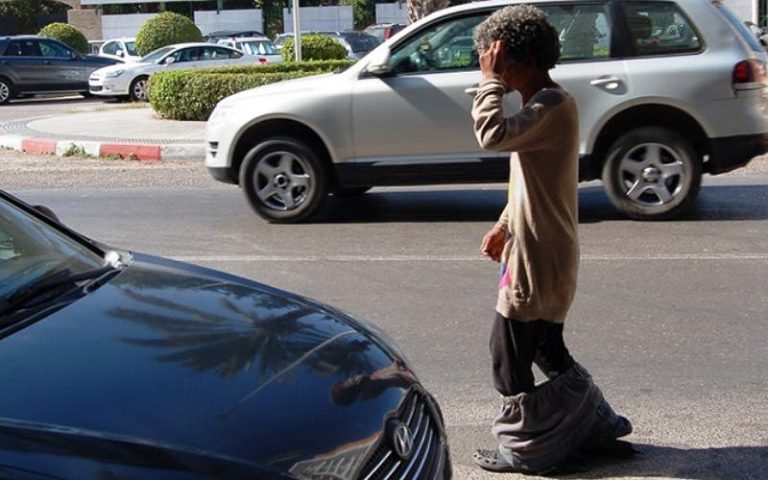 مختل عقلي يهاجم سيدة أمام مدرسة بالدريوش مختل عقلي يهاجم سيدة أمام مدرسة بالدريوش