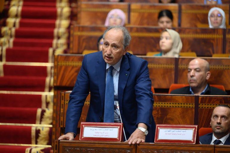 وجد صعوبة في الإجابة على الأسئلة.. وزير التعليم يرتبك داخل البرلمان