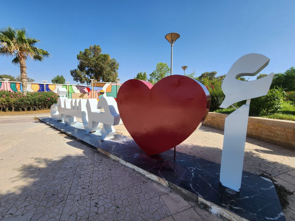 جرسيف.. استدعاء مغني جزائري لحفلة خاصة يثير اسثياء المواطنين بسبب مويولاته الجنسية