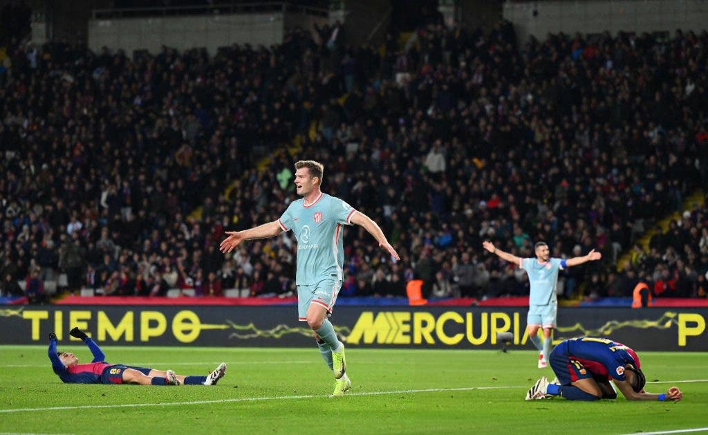 أتلتيكو مدريد يخطف فوزًا قاتلًا أمام برشلونة ويعتلي صدارة الليغا (فيديو)