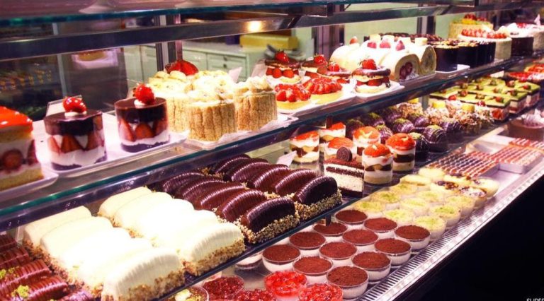 الاحتفال بالبوناني يرفع الطلب على الحلويات رغم الغلاء