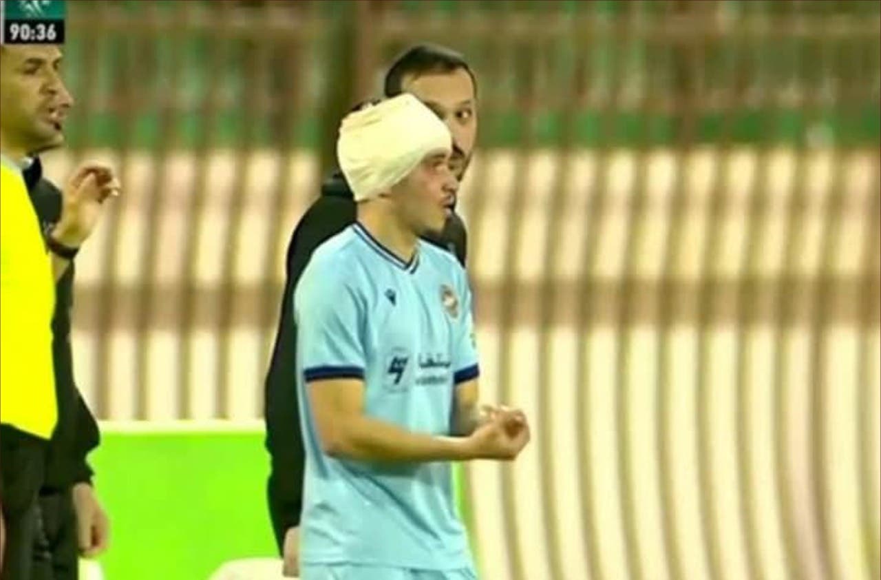 السيبة في ملاعب الجزائر.. الجمهور يرشق لاعبا بالحجارة ويصيبه في رأسه