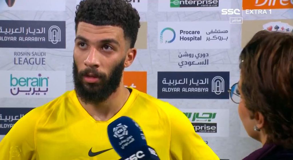 تصرف لاعب سعودي مع مراسلة صحفية يثير الجدل! (فيديو)