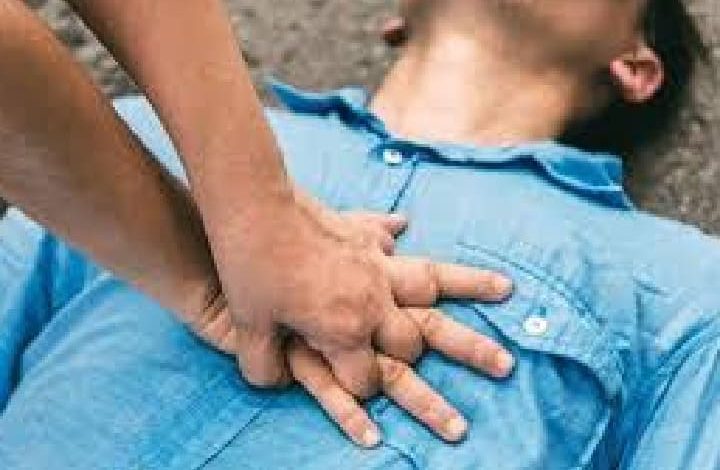سكتة قلبية مفاجئة تنهي حياة استاذ داخل وكالة بنكية بالحسيمة سكتة قلبية مفاجئة تنهي حياة استاذ داخل وكالة بنكية بالحسيمة