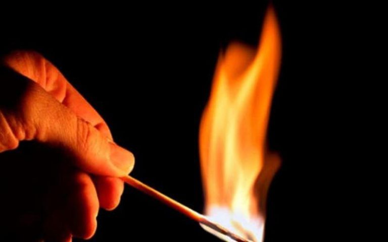 طنجة.. شاب يحتجز أسرته داخل منزلهم ويضرم النار فيه طنجة.. شاب يحتجز أسرته داخل منزلهم ويضرم النار فيه