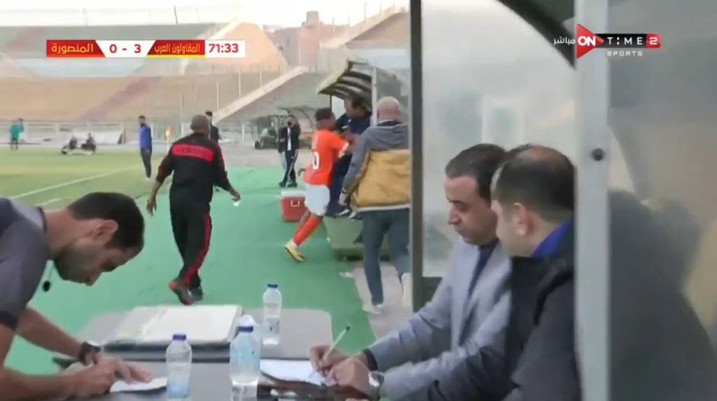 لاعب ينفجر غضبا ويعتدي على مدربه بعد تبديله (فيديو)