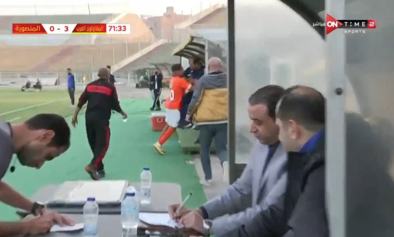 لاعب ينفجر غضبا ويعتدي على مدربه بعد تبديله (فيديو) لاعب ينفجر غضبا ويعتدي على مدربه بعد تبديله (فيديو)