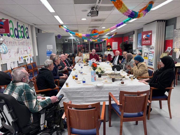 مغاربة وجاليات عالمية يضيئون شموع حانوكا 2024 في أمستردام أوست (فيديو)