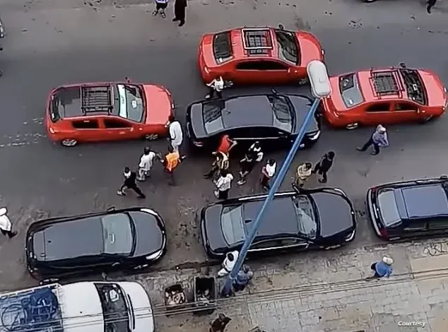 هل تتدخل الدولة لانهاء “شرع اليد” لأصحاب الطاكسيات هل تتدخل الدولة لانهاء “شرع اليد” لأصحاب الطاكسيات