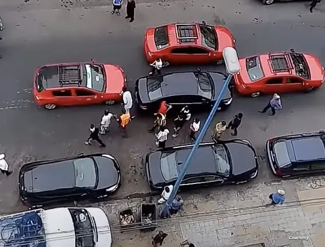 هل تتدخل الدولة لانهاء “شرع اليد” لأصحاب الطاكسيات هل تتدخل الدولة لانهاء “شرع اليد” لأصحاب الطاكسيات