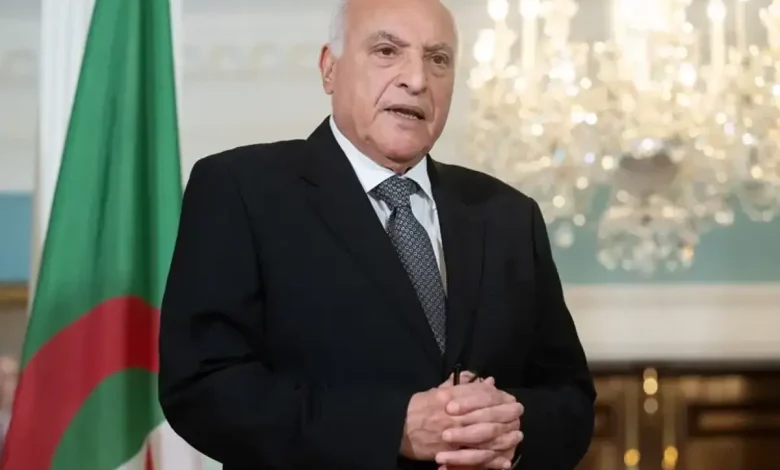 الجزائريون يهاجمون وزير الخارجية.. هل أصبح ناطقًا باسم البوليساريو؟ الجزائريون يهاجمون وزير الخارجية.. هل أصبح ناطقًا باسم البوليساريو؟