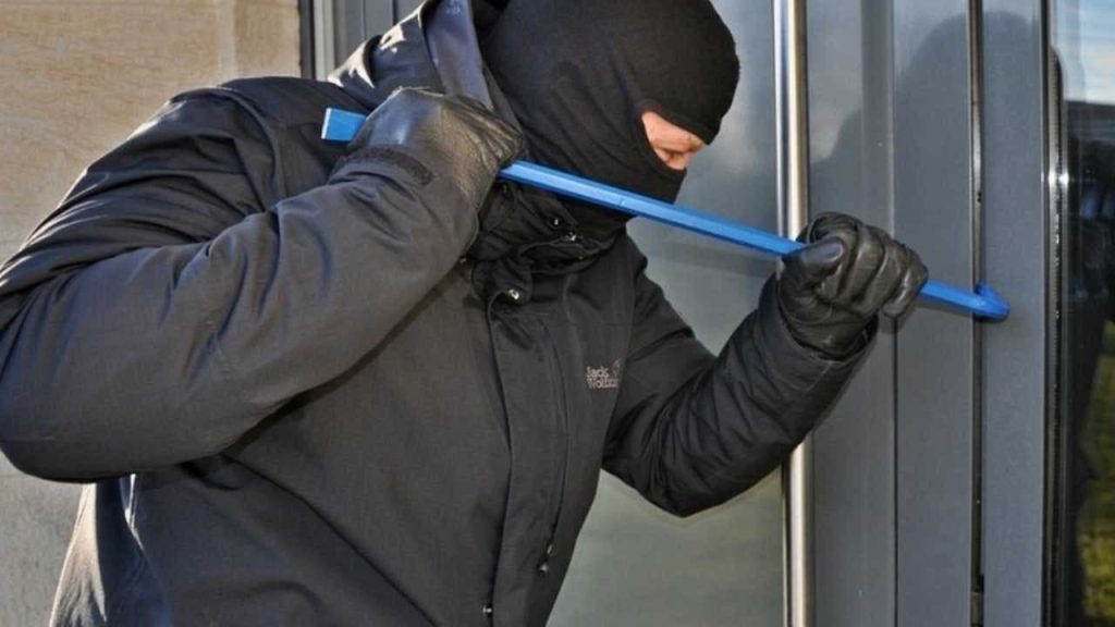 أمن تيزنيت يوقف شخصاً متلبساً بالسرقة داخل محل تجاري