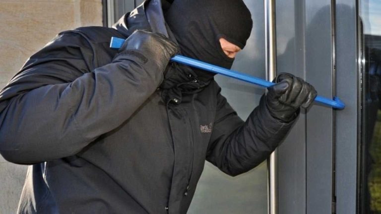 أمن تيزنيت يوقف شخصاً متلبساً بالسرقة داخل محل تجاري