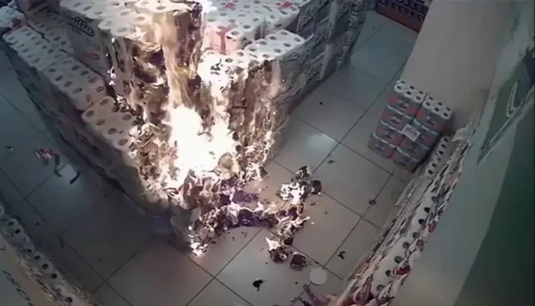 طفل يتسبب في كارثة داخل سوبرماركت (فيديو)