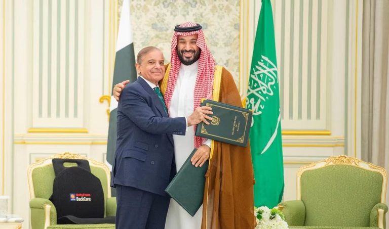 السعودية وباكستان توقعان اتفاقية للدفاع الاستراتيجي المشترك