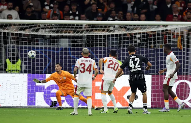 فرانكفورت يقلب تأخره إلى فوز كبير أمام غلطة سراي في دوري أبطال أوروبا