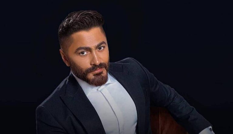 تامر حسني يخفي إصابته بكسر في قدمه .. وشاعر غنائي يكشف التفاصيل
