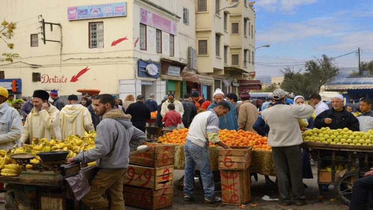 “حقوق المستهلك” تدق “ناقوس الخطر” بشأن تنامي ظاهرة الباعة الجائلين