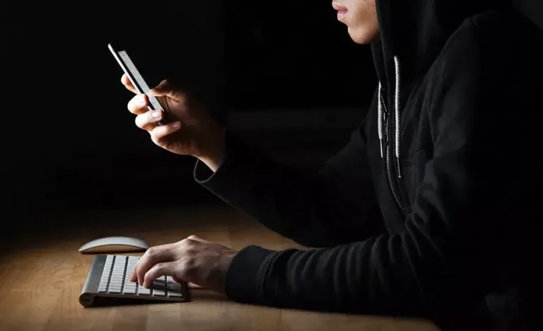 موظف يدفع ثمن انتقامه “غير المتوقع” من مديره