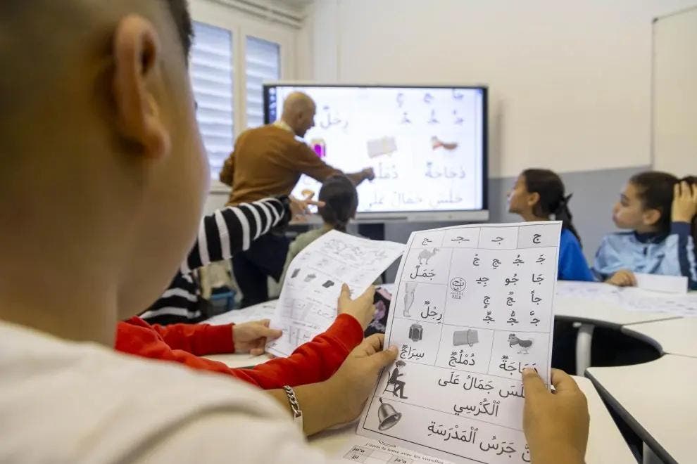بعد مدريد… مورسيا تلغي برنامج تعليم اللغة العربية والثقافة المغربية تحت ضغط “فوكس”